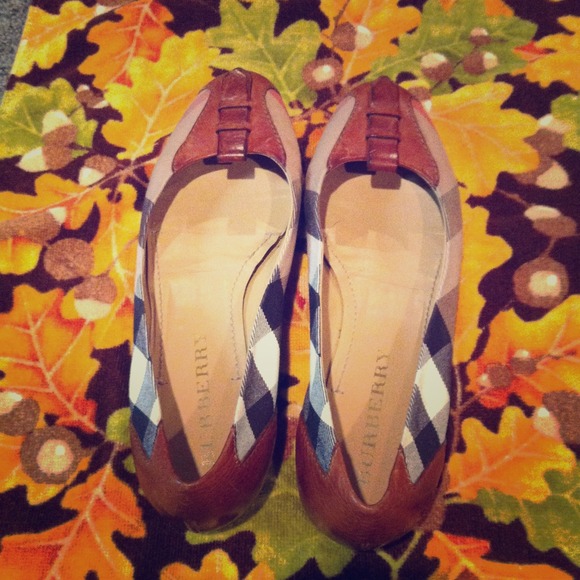 🍂🌻🌼Fall into Autumn with these Burberry flats!!