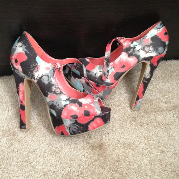 Floral Mary Jane pump peep toe