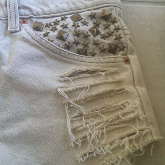 SOLD⚠Vintage custom studded Levi's ✨✨ - Picture 3 of 4