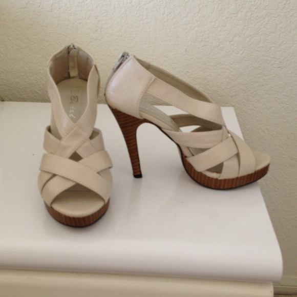 ❤TRADED❤ Cream strappy heels