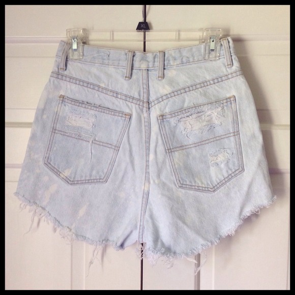 🚫Sold!🚫Vintage Light Wash High Waisted Shorts - Picture 3 of 3