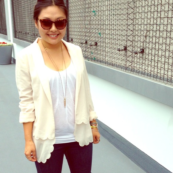 ✨SOLD in bundle✨ Scallop Edge HM blazer