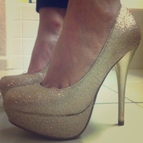 Steve Madden gold heel size 6