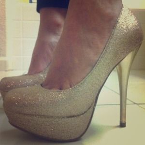 Steve Madden gold heel size 6