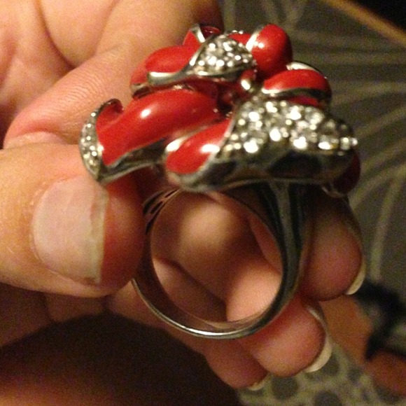 Red flower ring - Picture 2 of 2