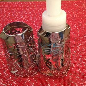 New Bath & Body Works Soap Holder. $15.00 set