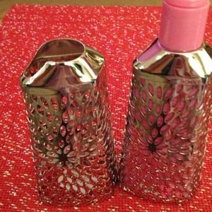New Bath & Body Works Soap Holder. $15.00 set