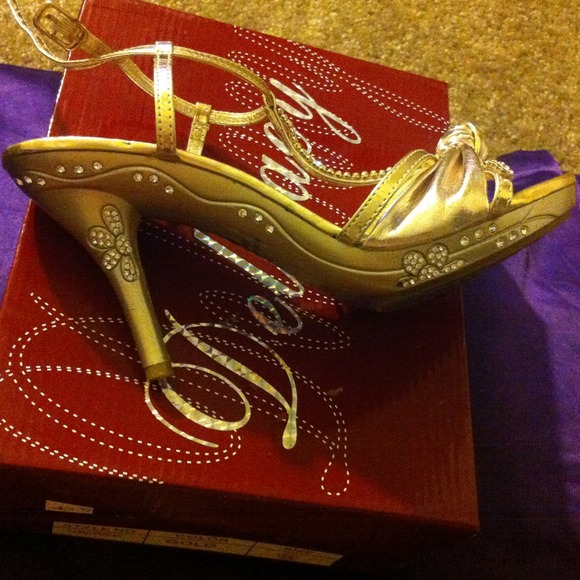 Heels - Picture 2 of 2