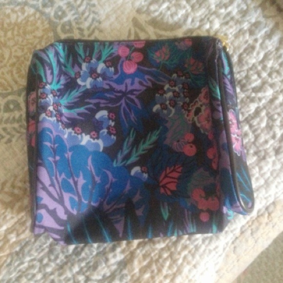 Price reduction! Estée Lauder makeup bag! Like new - Picture 2 of 4