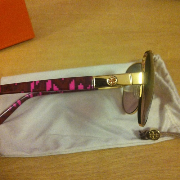 ⭐SOLD⭐ Tory Burch Sunglasses - Picture 2 of 4