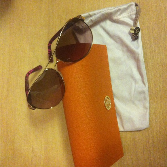 ⭐SOLD⭐ Tory Burch Sunglasses - Picture 3 of 4