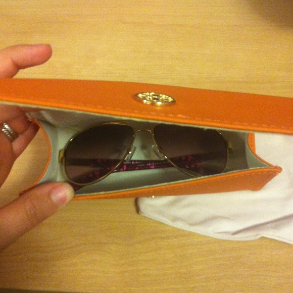 ⭐SOLD⭐ Tory Burch Sunglasses - Picture 4 of 4