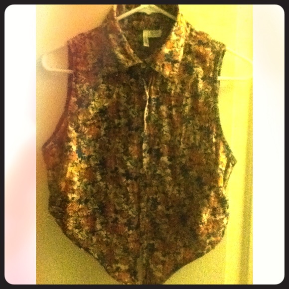 Cute sleeveless flower-print collared shirt.