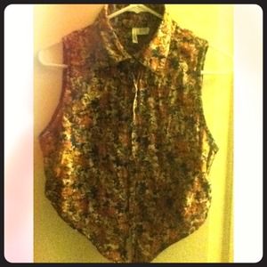 Cute sleeveless flower-print collared shirt.