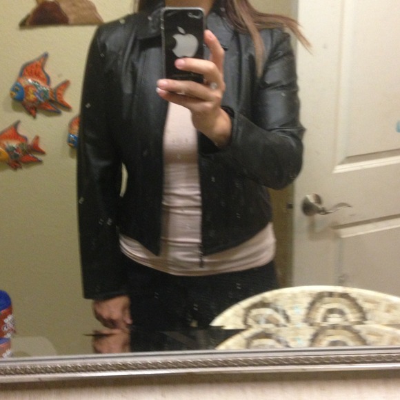 Leather jacket, no pockets very feminine. - Picture 1 of 2