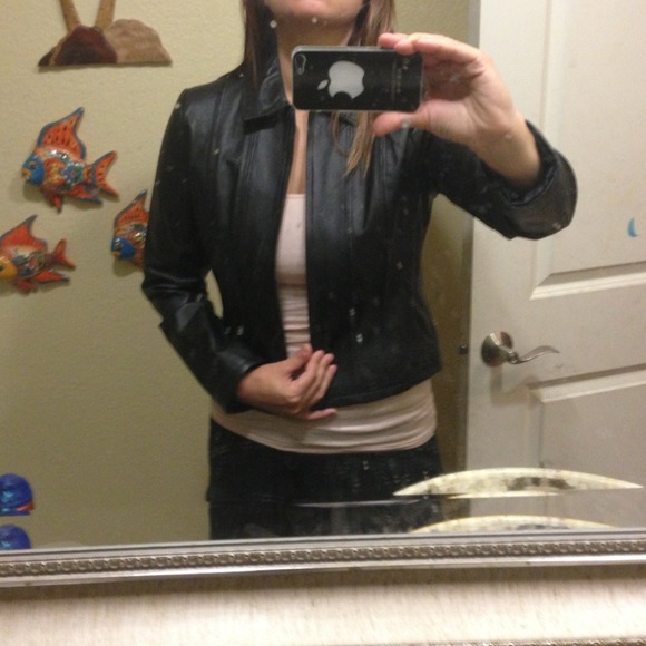 Leather jacket, no pockets very feminine. - Picture 2 of 2