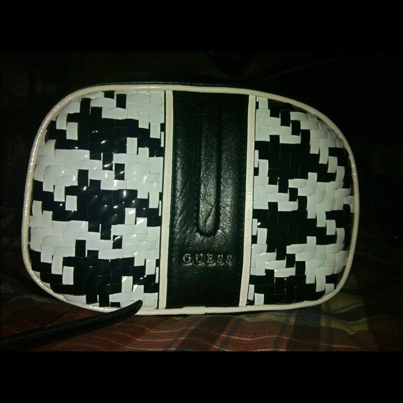 🚫SOLD🚫CUTE GUESS CROSS BODY BAG👜 - Picture 2 of 3