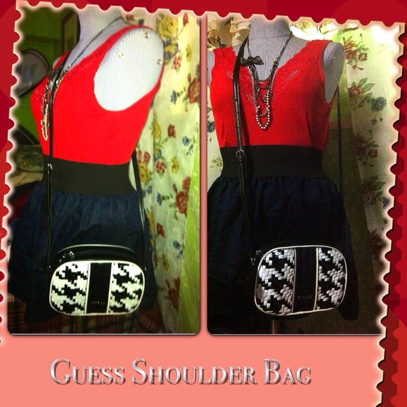🚫SOLD🚫CUTE GUESS CROSS BODY BAG👜 - Picture 3 of 3