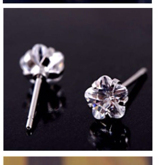 Swarovski crystal earrings free w/$35 🌟🌟sold🌟🌟 - Picture 2 of 3