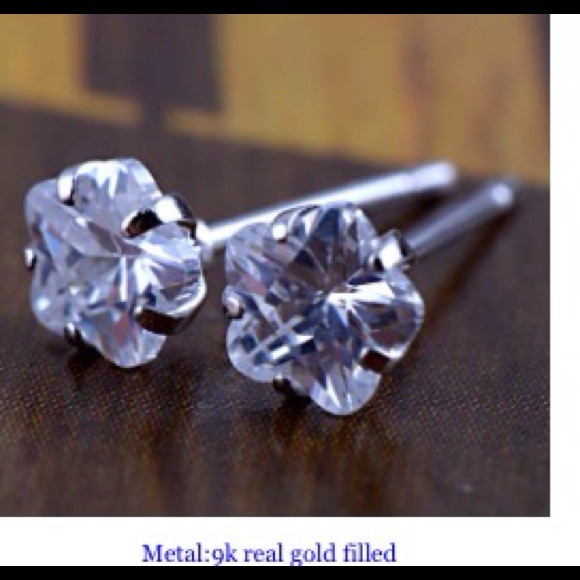 Swarovski crystal earrings free w/$35 🌟🌟sold🌟🌟 - Picture 3 of 3