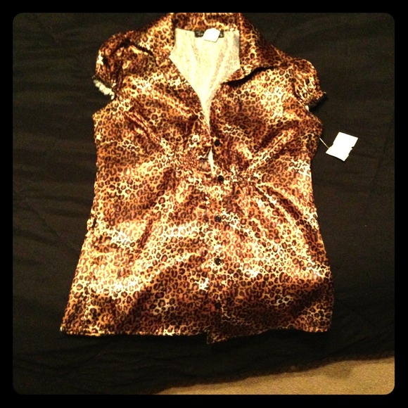 Medium size Leopard print shirt.