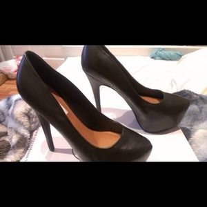 BLACK BRAND NEW STEVE MADDEN PUMPS!