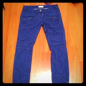 Stretchy bright-dark blue jeggings.