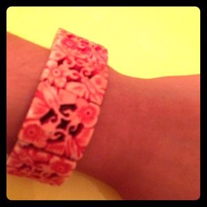 Carved stretchy bracelet.