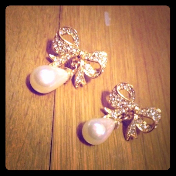 🔥Pearl Bow Earrings:) - Picture 1 of 1
