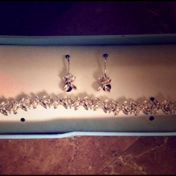 Still in box, bnwot! .925 bracelet and earrings. - Picture 1 of 2