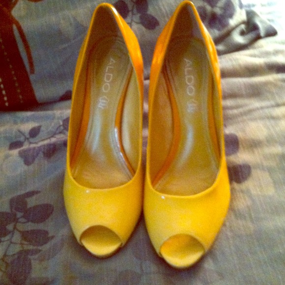 Yellow ombré Aldo's .