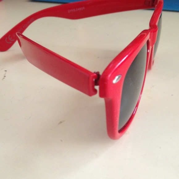 Red fake aviators - Picture 2 of 3