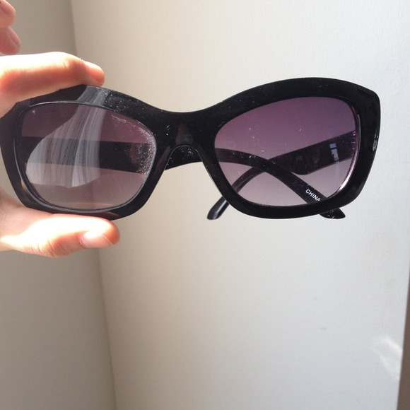 'Cat Eye' sunglasses 😄REDUCED😀 - Picture 2 of 3