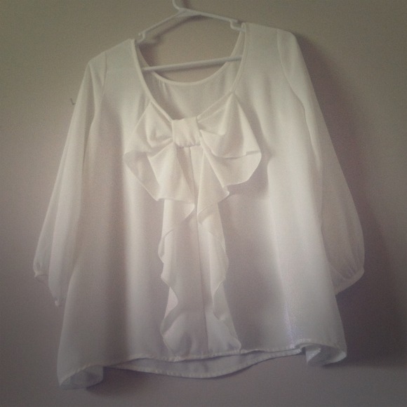 ❌BUNDLED❌Yetts white bow back top