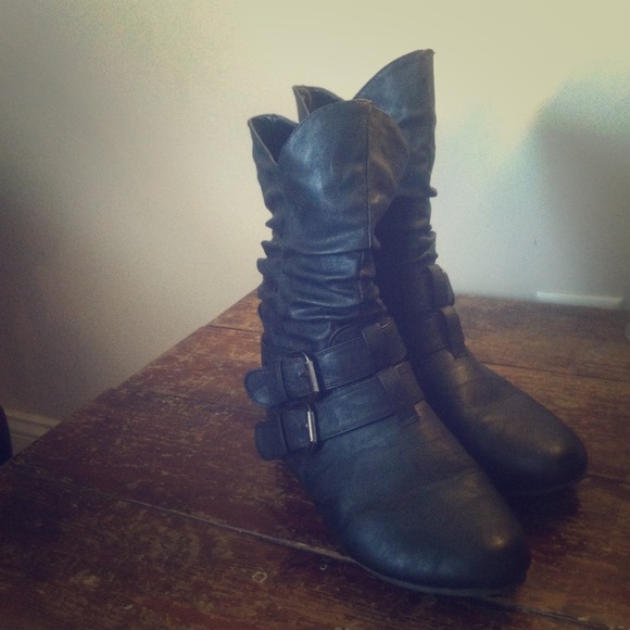 ❌TRADED❌Black mid calf buckle boots