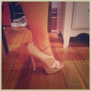 Super cute nude heels! 👠👠👠