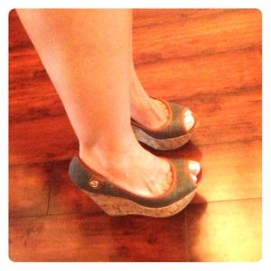 G By Guess wedges size 7.5
