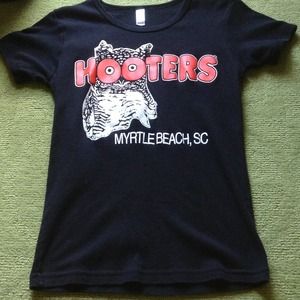 ❗REDUCED❗NWOT Black Hooters Shirt