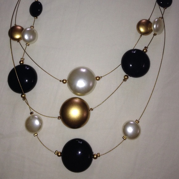 Necklace pearl gold,black and white colors!