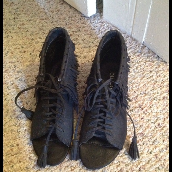 Bucco sandle size 7, black with fringe