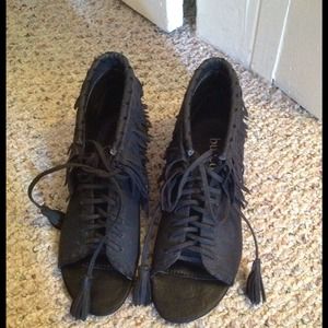 Bucco sandle size 7, black with fringe
