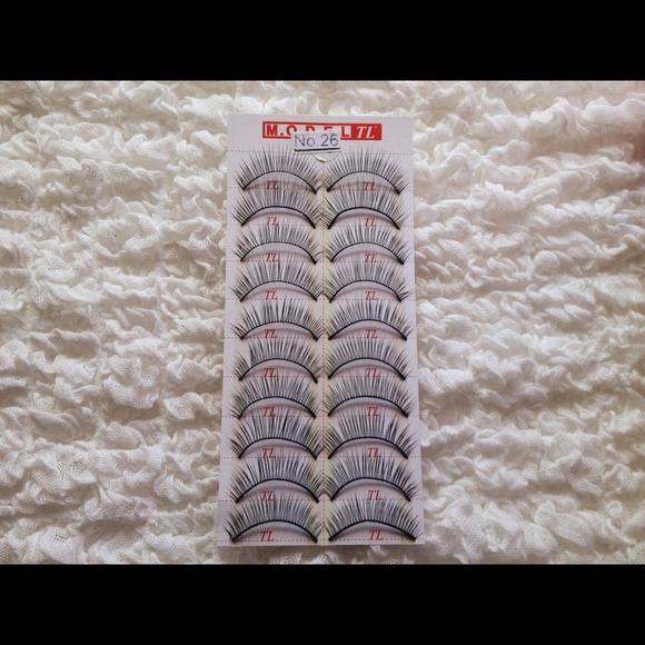 False Eyelashes #26 - Picture 3 of 4