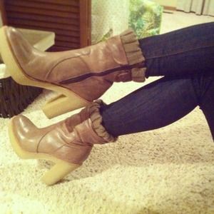 ⬇GAP leather heel boots
