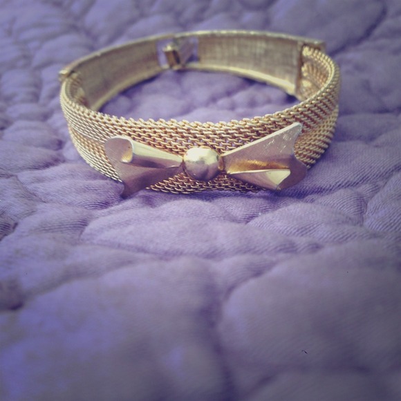Host Pick!!! 👍 Gold bow bracelet. Vintage beauty!