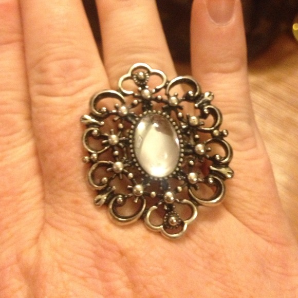 💎Antique style ring with clear stone💎