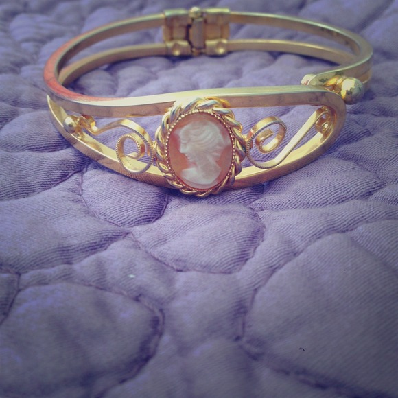Vintage cameo gold bracelet.