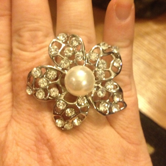 Large flower ring, not expandable.