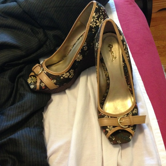 🎉BUNDLED🎉 Floral Peep-Toe Wedge - Picture 1 of 3