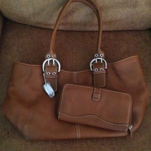 Trianglello Purse with matching wallet - brad new!