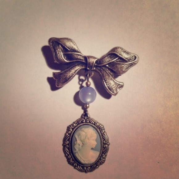 Jewelry - 🌹Vintage bow pin🌹